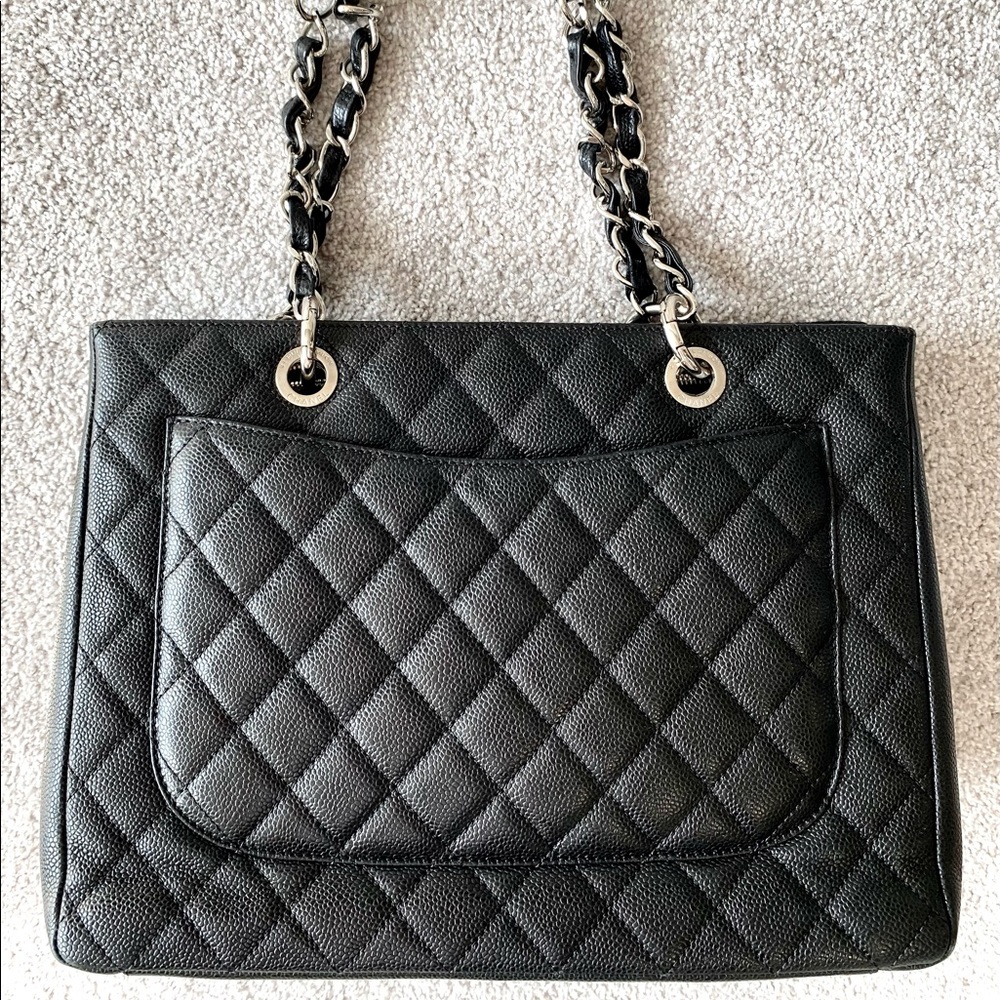 𝐂𝐇𝐀𝐍𝐄𝐋 Black Quilted Caviar Grand Shopping Tote - Picture 4 of 16
